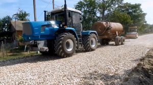 Lucrările de reparație a drumurilor locale continuă!