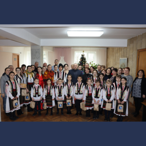În ajunul Anului Nou, colindătorii au adus vestea sărbătorilor de iarnă la Consiliul Raional Cimișlia